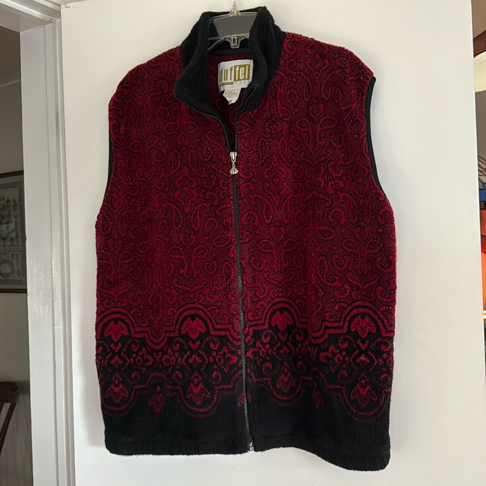 Size L. Women’s Duffel Outdoor Red and Black Fleece Vest. EUC.